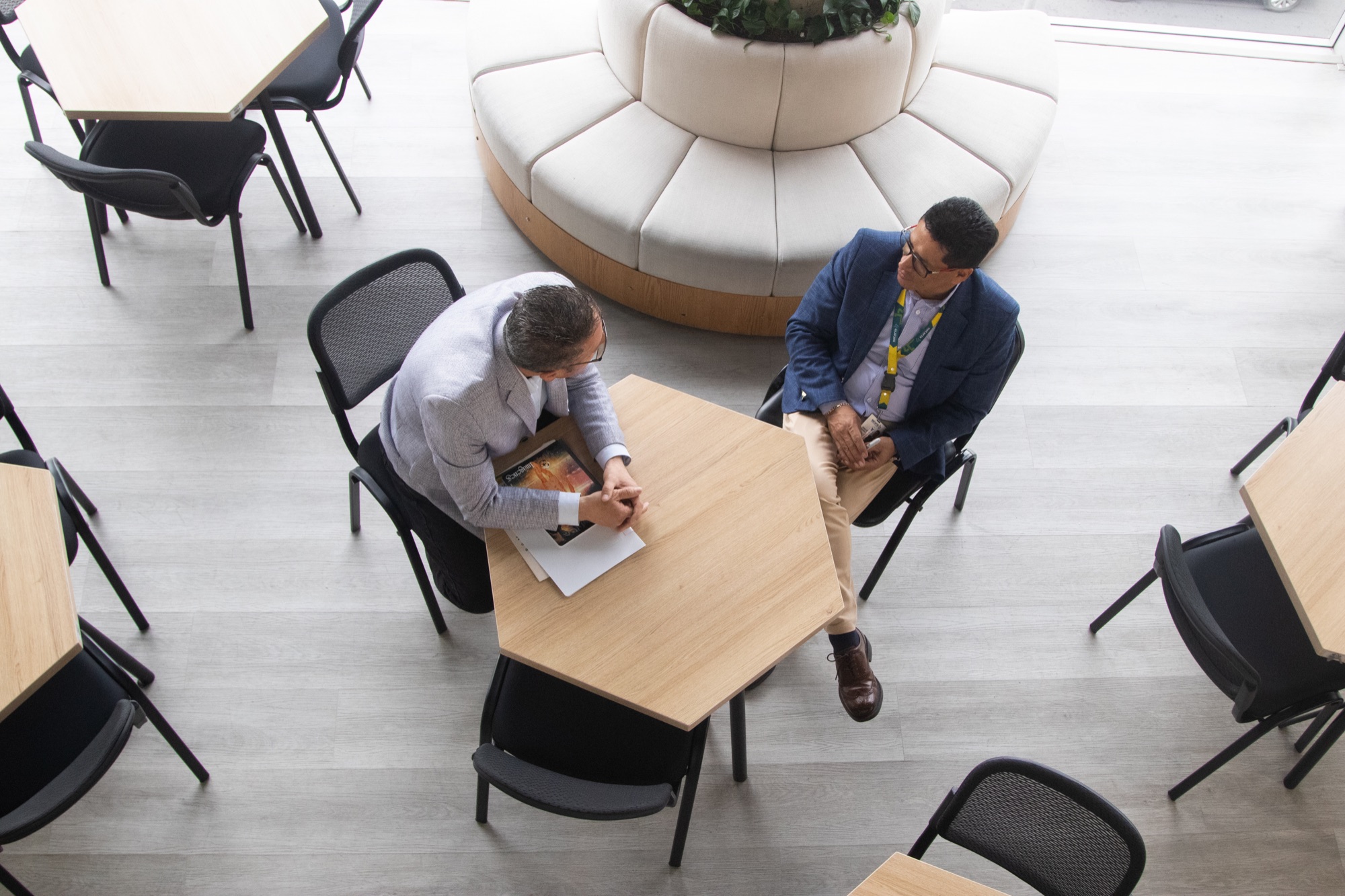 Dos personas conversando en el Centro de Conciliación de la Notaría 17 de Bogotá